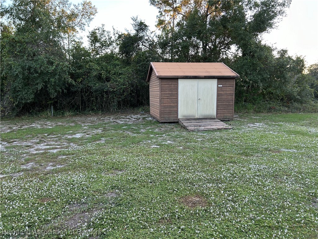 3505 Golfview Road Sebring, FL 33875 - Photo 47 of 50 a backyard of a house with lots of green space