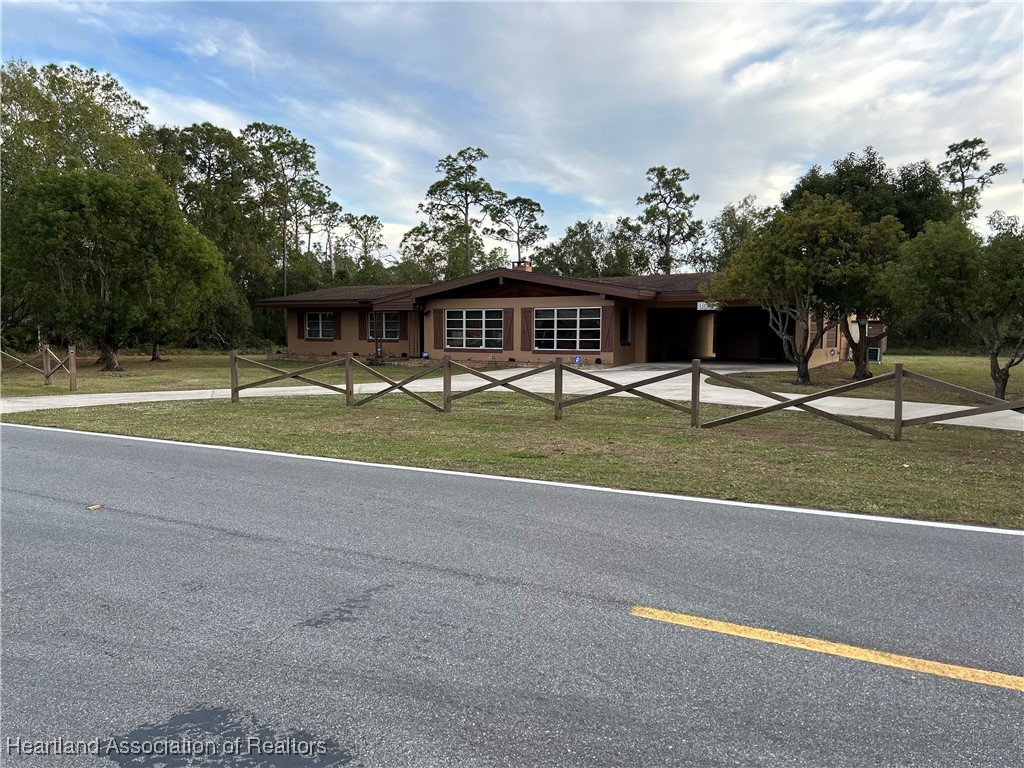 3505 Golfview Road Sebring, FL 33875 - Photo 50 of 50 a front view of a house with a yard