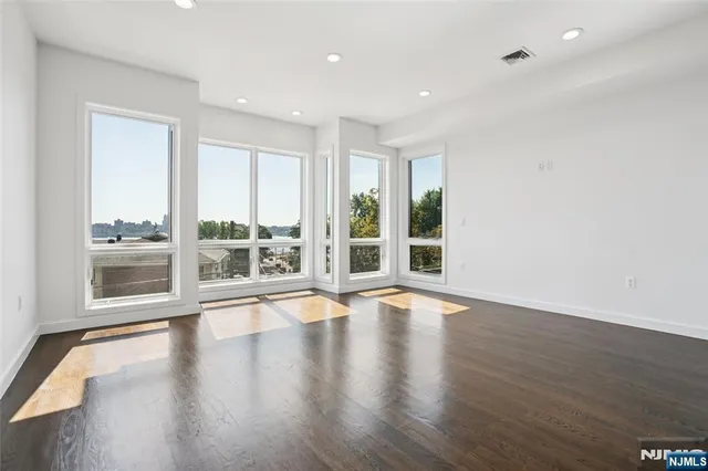 $1,699,000 | 714 Undercliff Avenue, Unit 714, Edgewater, NJ 07020