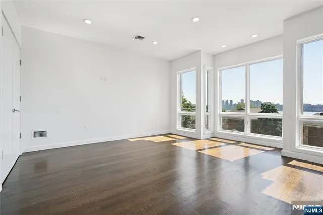 $1,699,000 | 714 Undercliff Avenue, Unit 714, Edgewater, NJ 07020