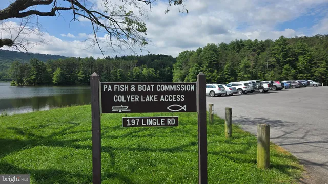 a view of a park that has sign board