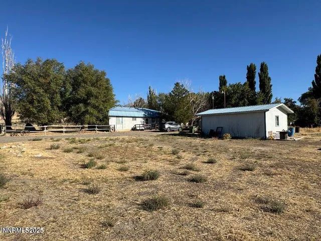 a view of a house with backyard