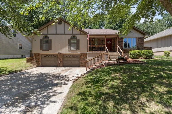 $345,500 | 2209 Northwest 10th Street, Blue Springs, MO 64015