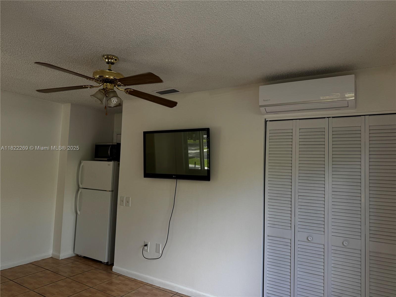 The Crossings Miami, FL 33186 - Photo 3 of 5 a view of a livingroom with a hallway