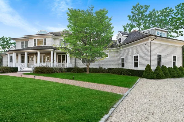 a view of a yard in front of house