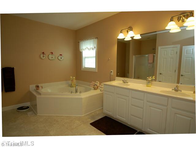 6327 Post Road Thomasville, NC 27360 - Photo 10 of 16 Master Bath/Spa.