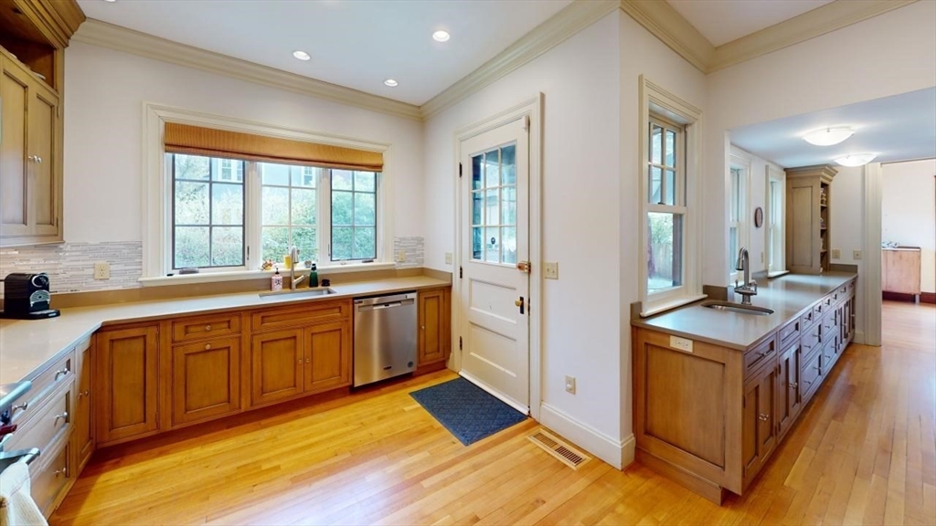 37 Evans Road Brookline, MA 02445 - Photo 12 of 42