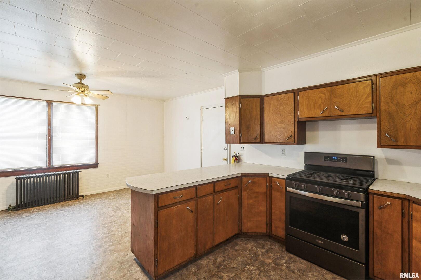 557 6th Avenue South Clinton, IA 52732 - Photo 11 of 25