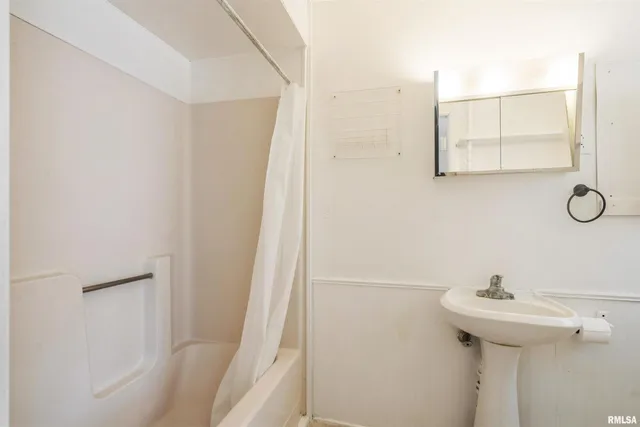 $149,000 | 557 6th Avenue South, Clinton, IA 52732