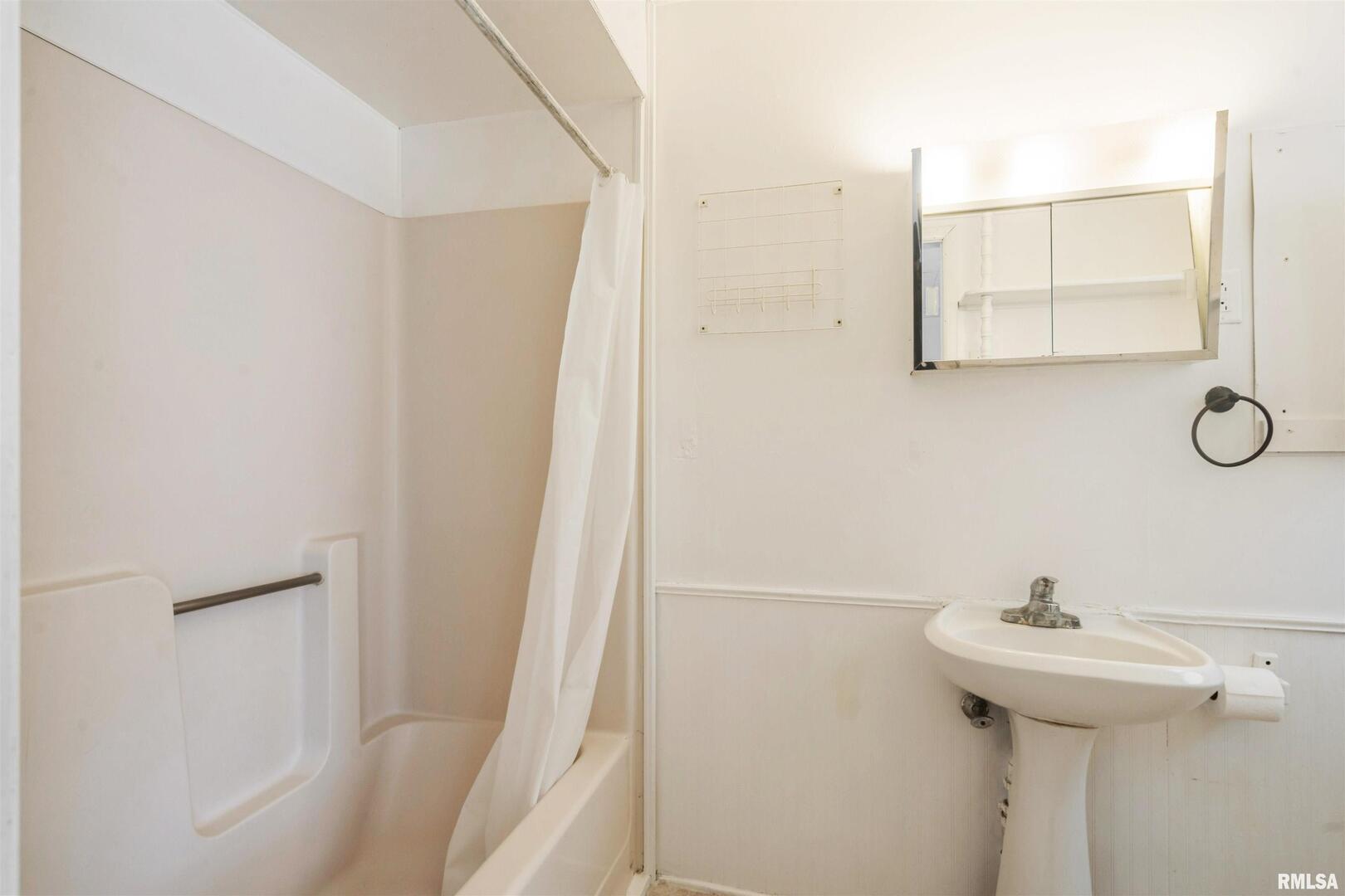 557 6th Avenue South Clinton, IA 52732 - Photo 9 of 25