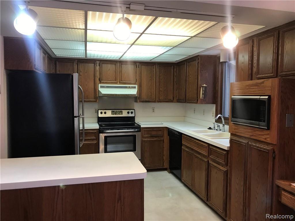 2557 John R Road Rochester Hills, MI 48307 - Photo 7 of 15