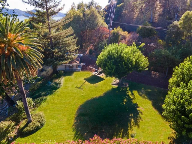 a view of back yard of the house