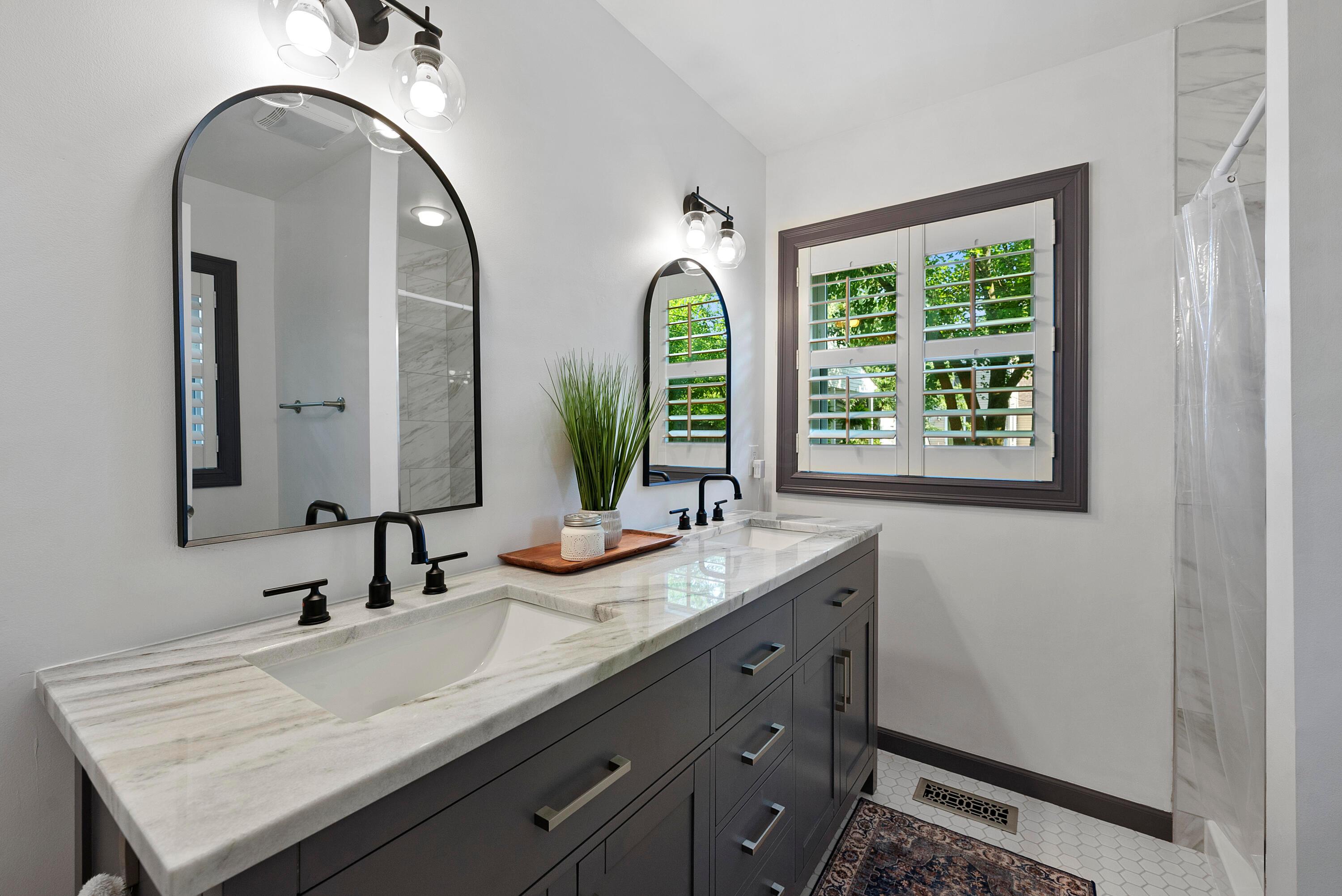 2254 Shrewsbury Road Columbus, OH 43221 - Photo 8 of 40 Master Bathroom