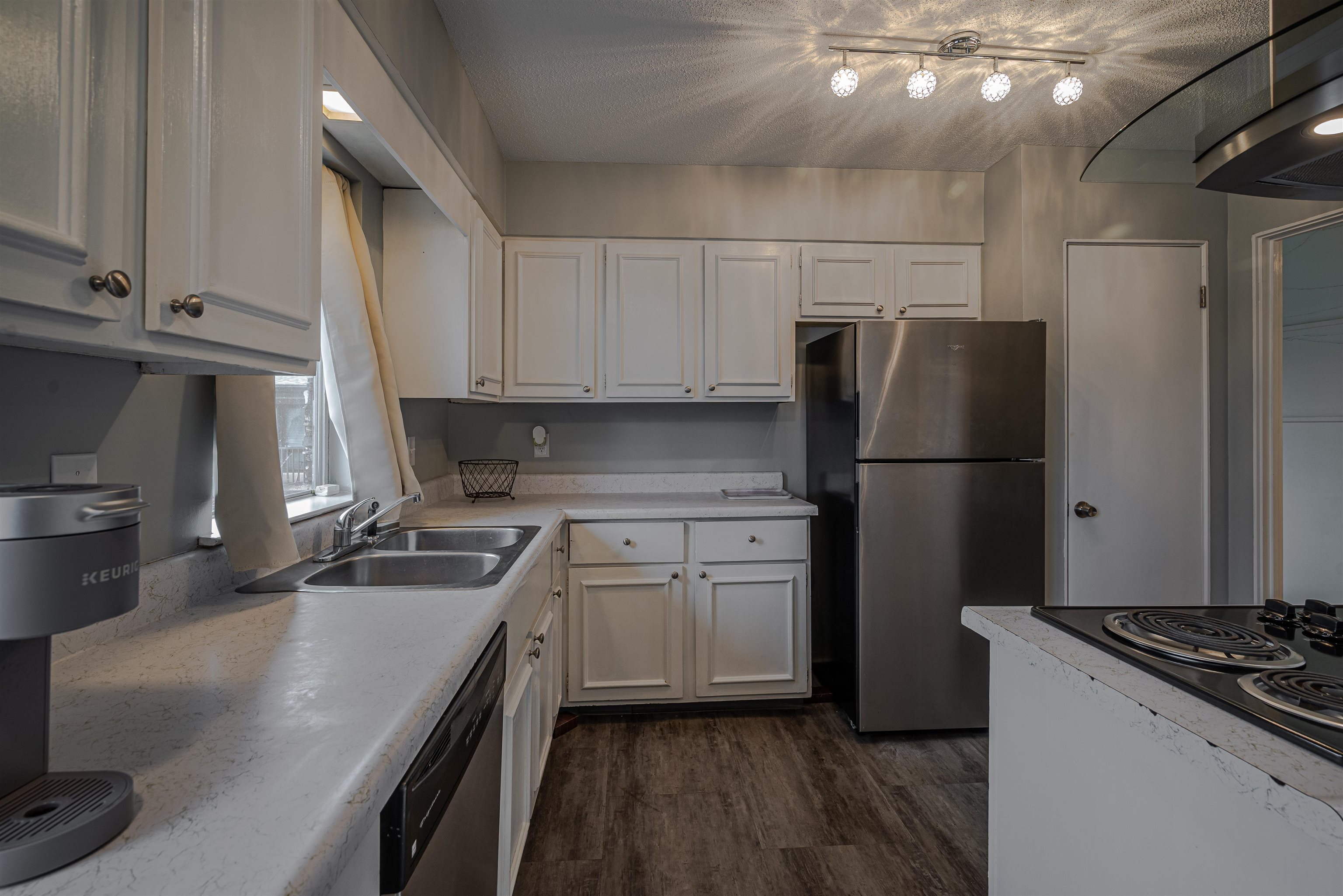 427 South Perkins Road, Unit 4272 Memphis, TN 38117 - Photo 11 of 29 a kitchen with a refrigerator and a sink