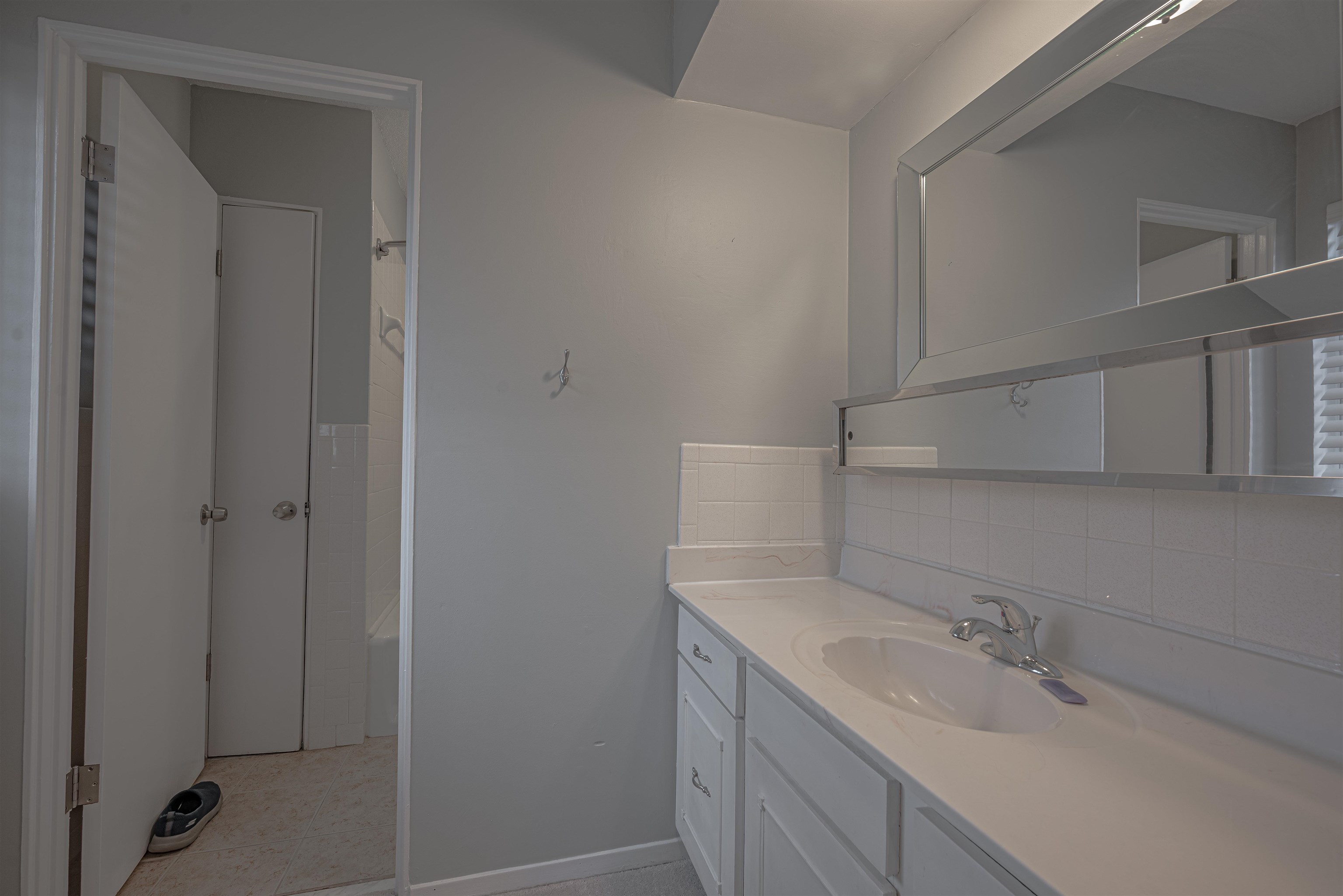 427 South Perkins Road, Unit 4272 Memphis, TN 38117 - Photo 13 of 29 a bathroom with a sink and a mirror