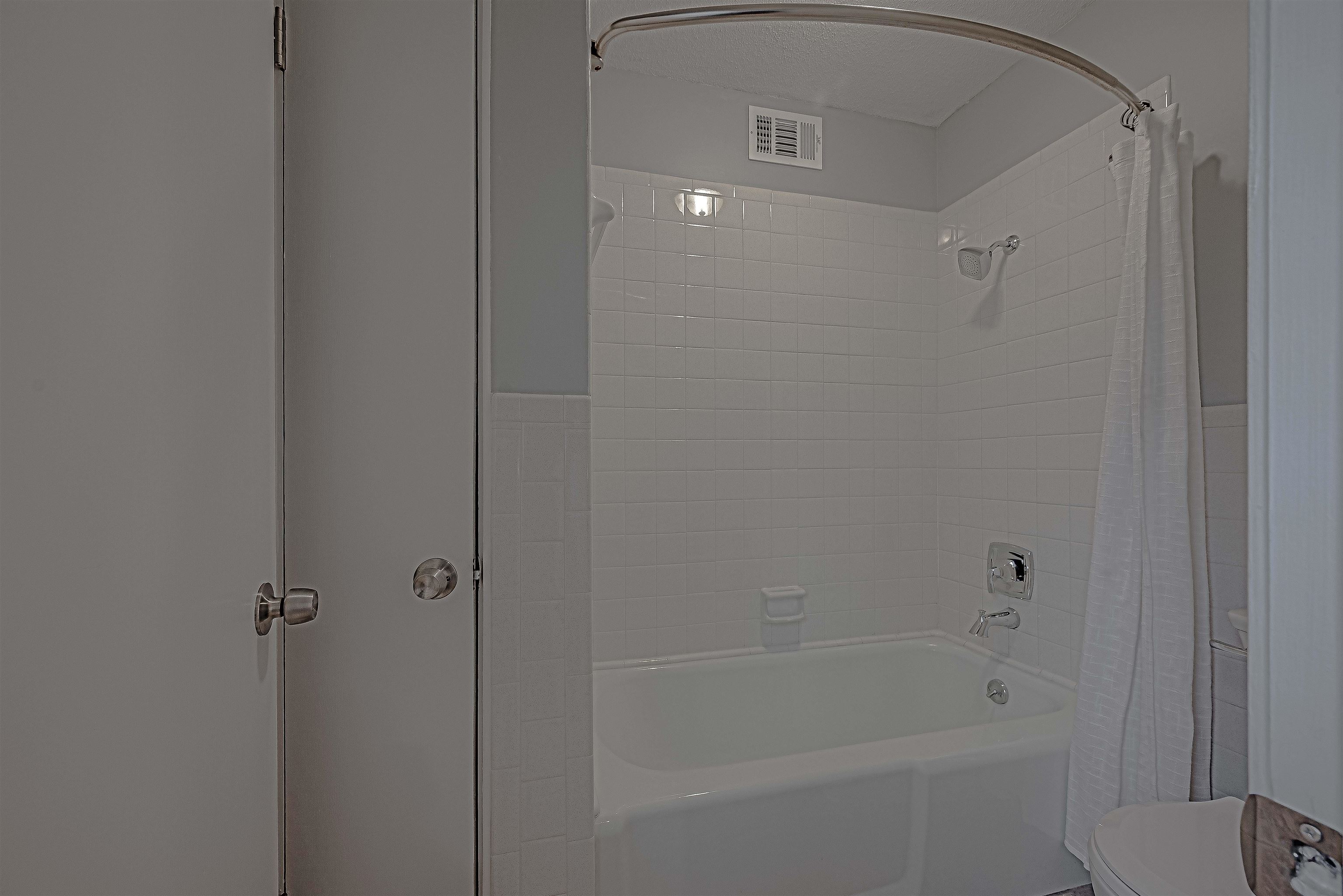 427 South Perkins Road, Unit 4272 Memphis, TN 38117 - Photo 14 of 29 a bathroom with a bathtub