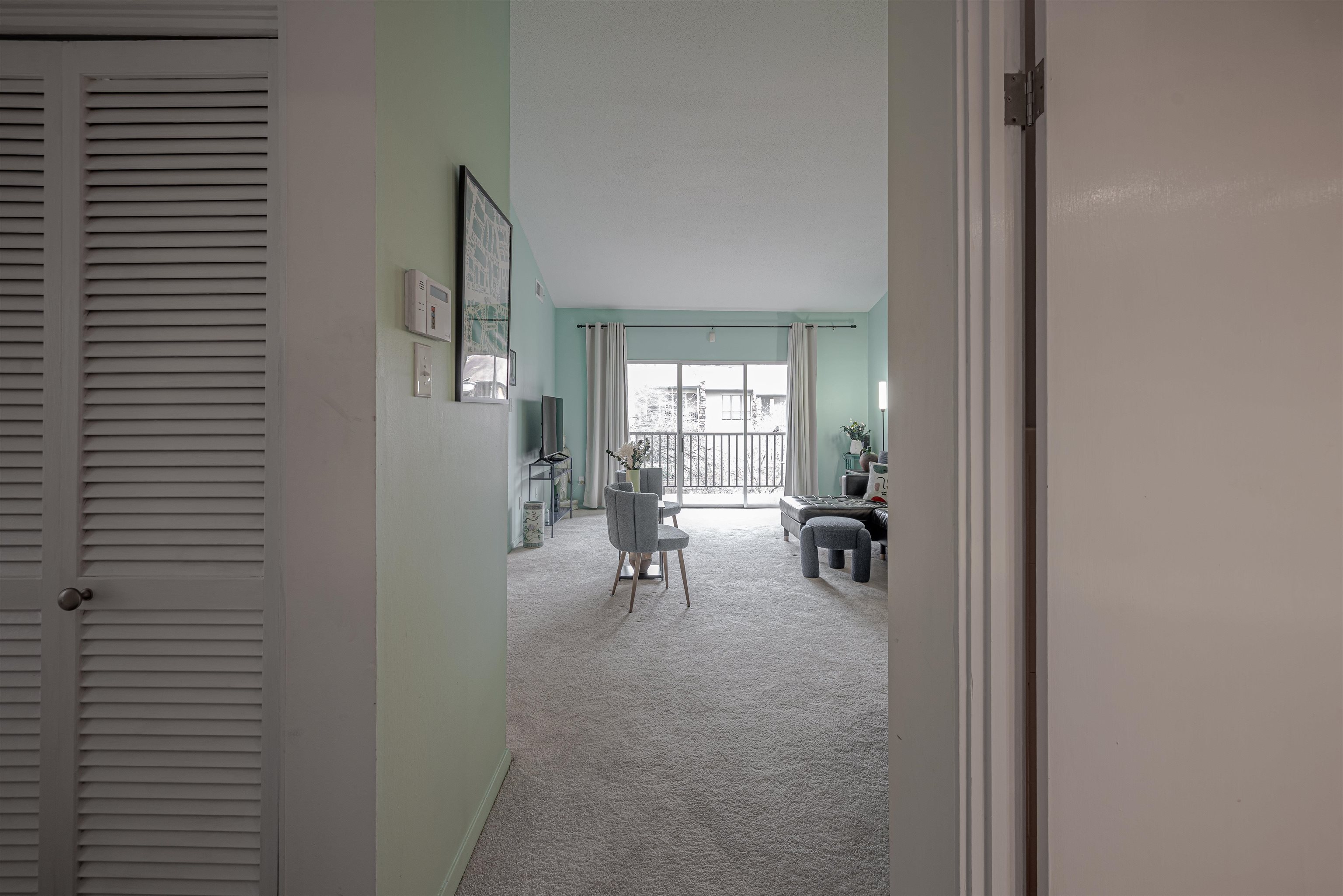 427 South Perkins Road, Unit 4272 Memphis, TN 38117 - Photo 5 of 29 a living room with furniture and a window