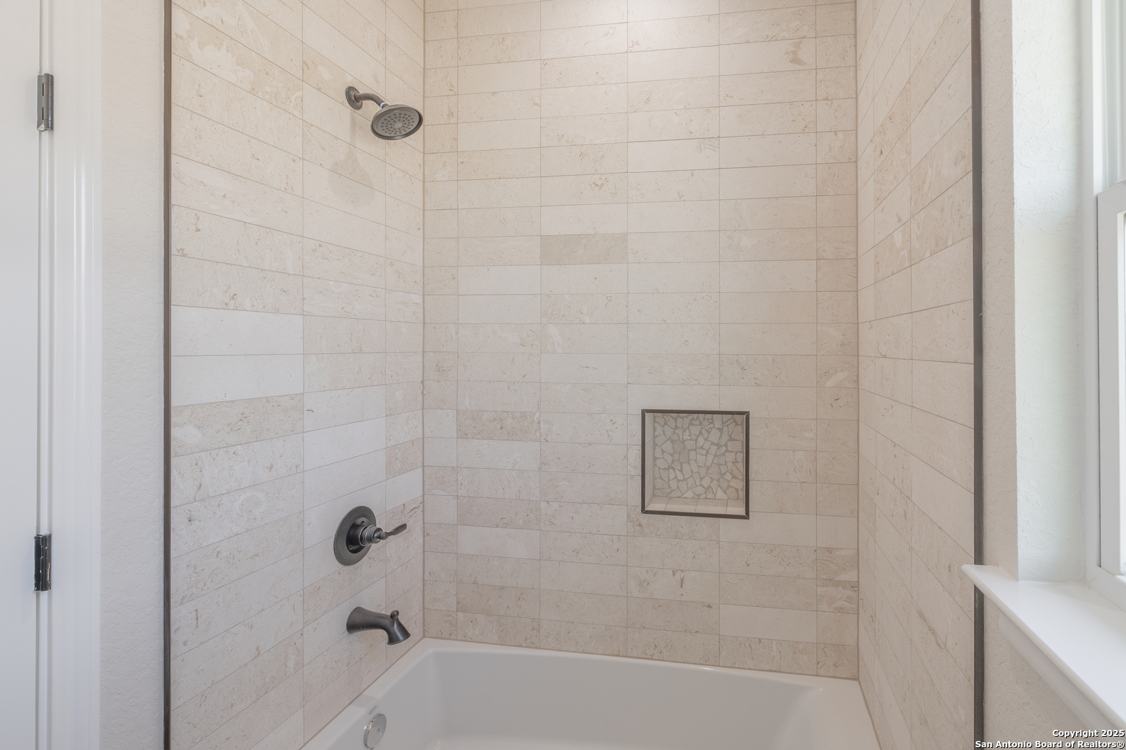 591 Eichman Road Poteet, TX 78065 - Photo 4 of 18 a bathroom with a bathtub