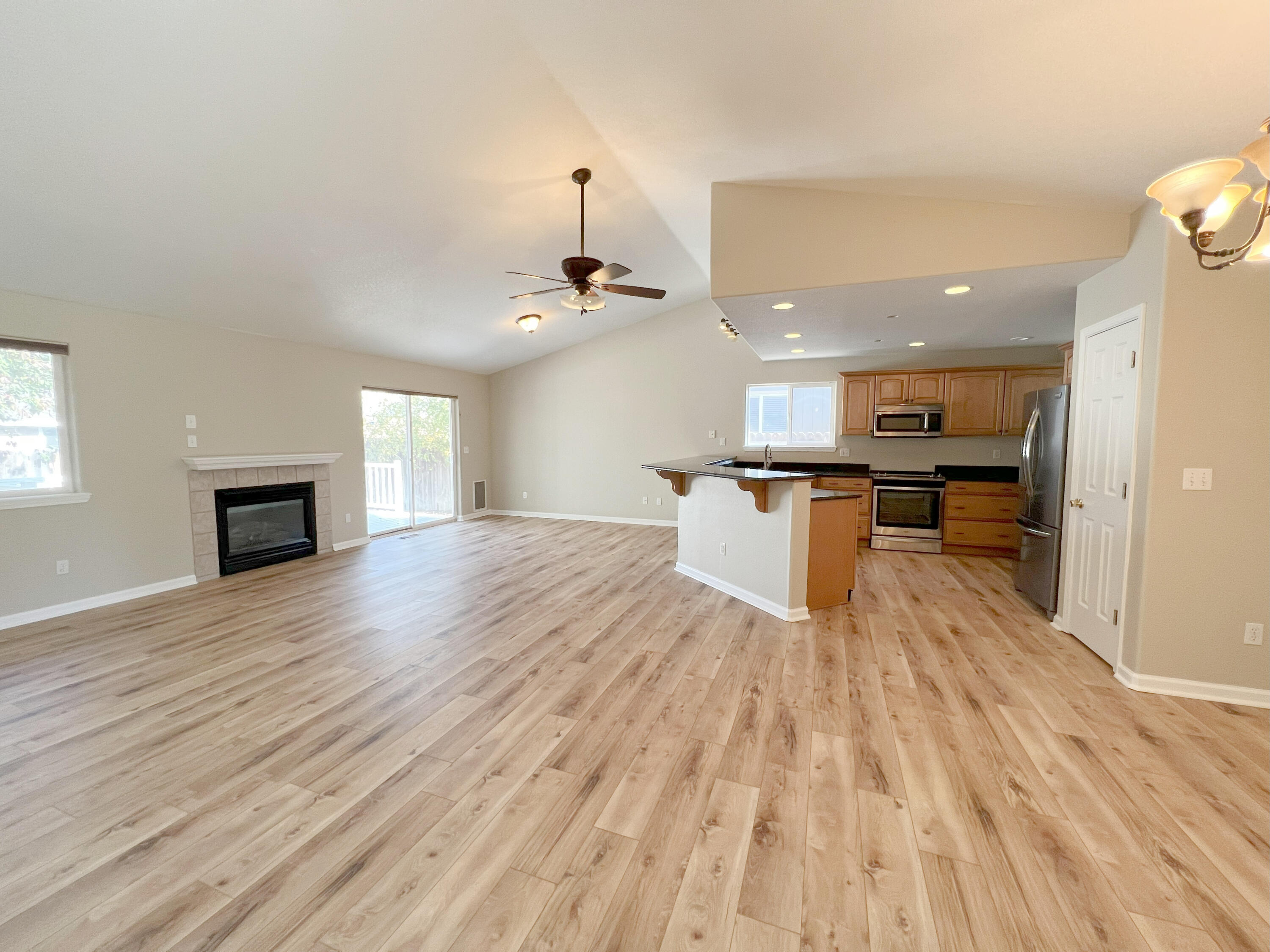 1979 Northwest Jackpine Place Redmond, OR 97756 - Photo 2 of 25 Great room 1