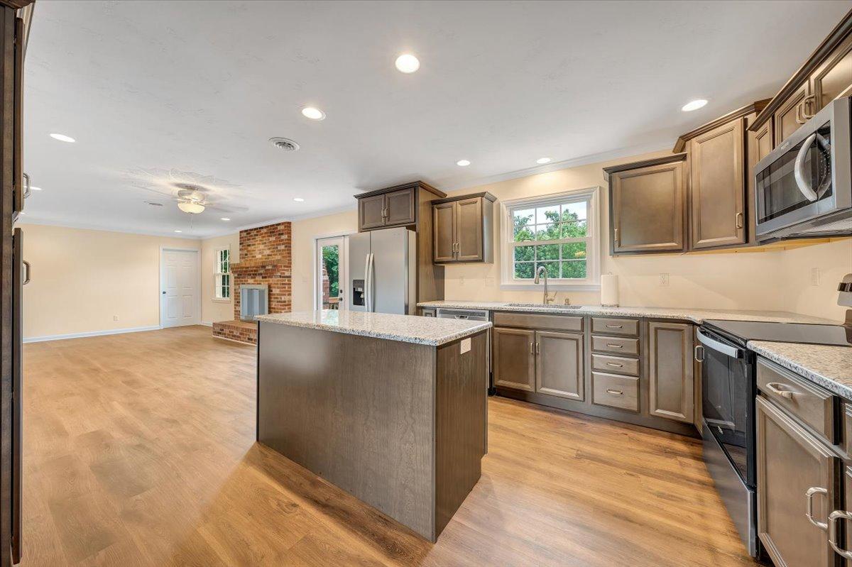 9431 Stewartsville Road Moneta, VA 24121 - Photo 12 of 40 11-DSC02022