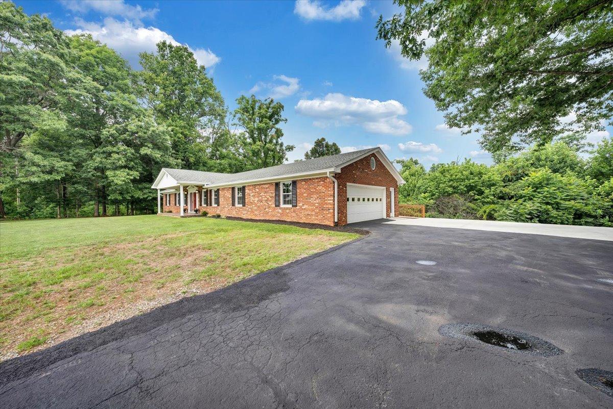 9431 Stewartsville Road Moneta, VA 24121 - Photo 4 of 40 04-DSC02197