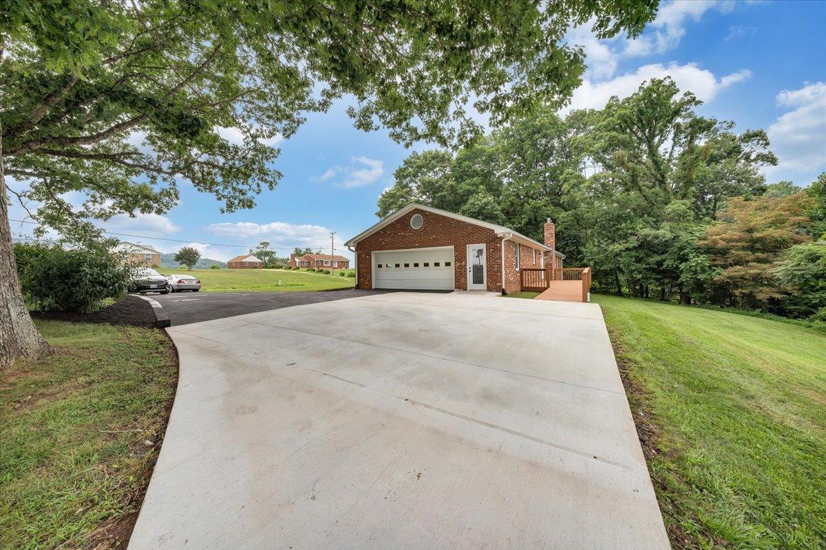 9431 Stewartsville Road Moneta, VA 24121 - Photo 8 of 40 08-DSC02177