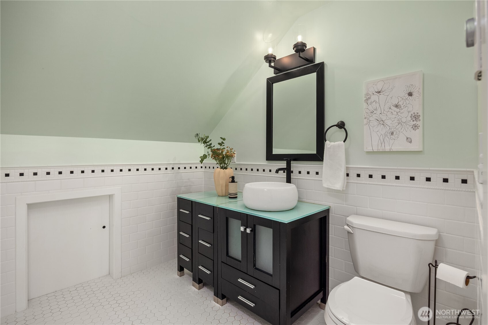 907 Northeast 72nd Street Seattle, WA 98115 - Photo 17 of 39