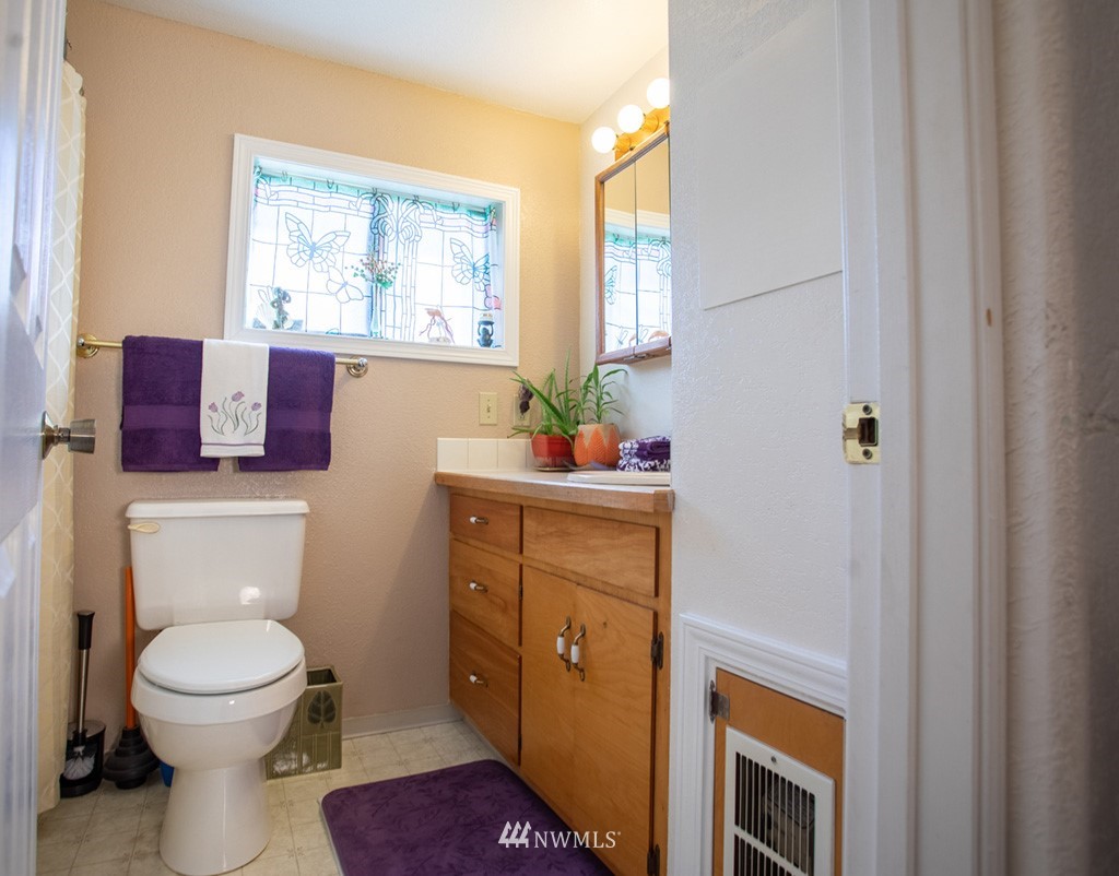 2817 Erlands Point Road Northwest Bremerton, WA 98312 - Photo 10 of 18 Gallery Image 10