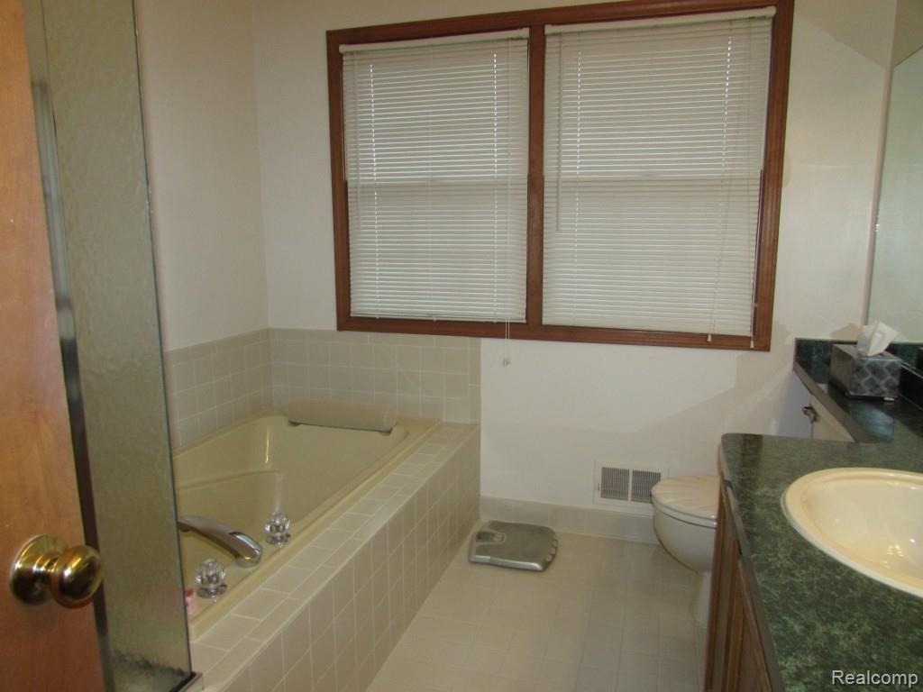 44746 Glengarry Road Canton, MI 48188 - Photo 29 of 38 Master bath 2.jpg
