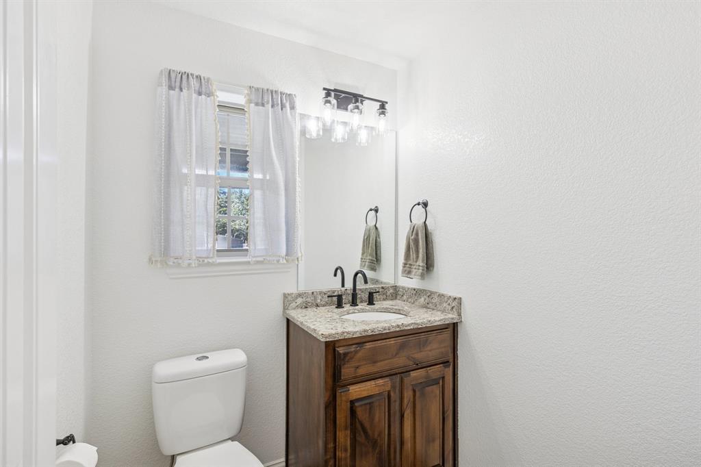 3390 Zion Hill Road Weatherford, TX 76088 - Photo 17 of 40 a bathroom with a toilet a sink and a mirror
