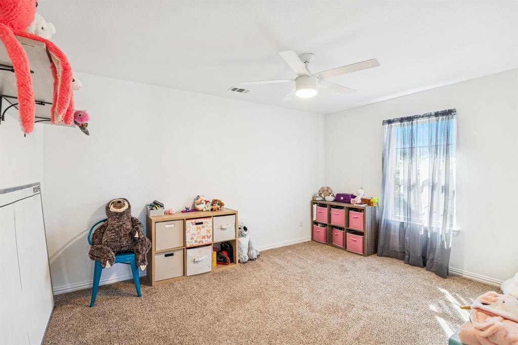 3390 Zion Hill Road Weatherford, TX 76088 - Photo 29 of 40 a bedroom with a bed and cabinets
