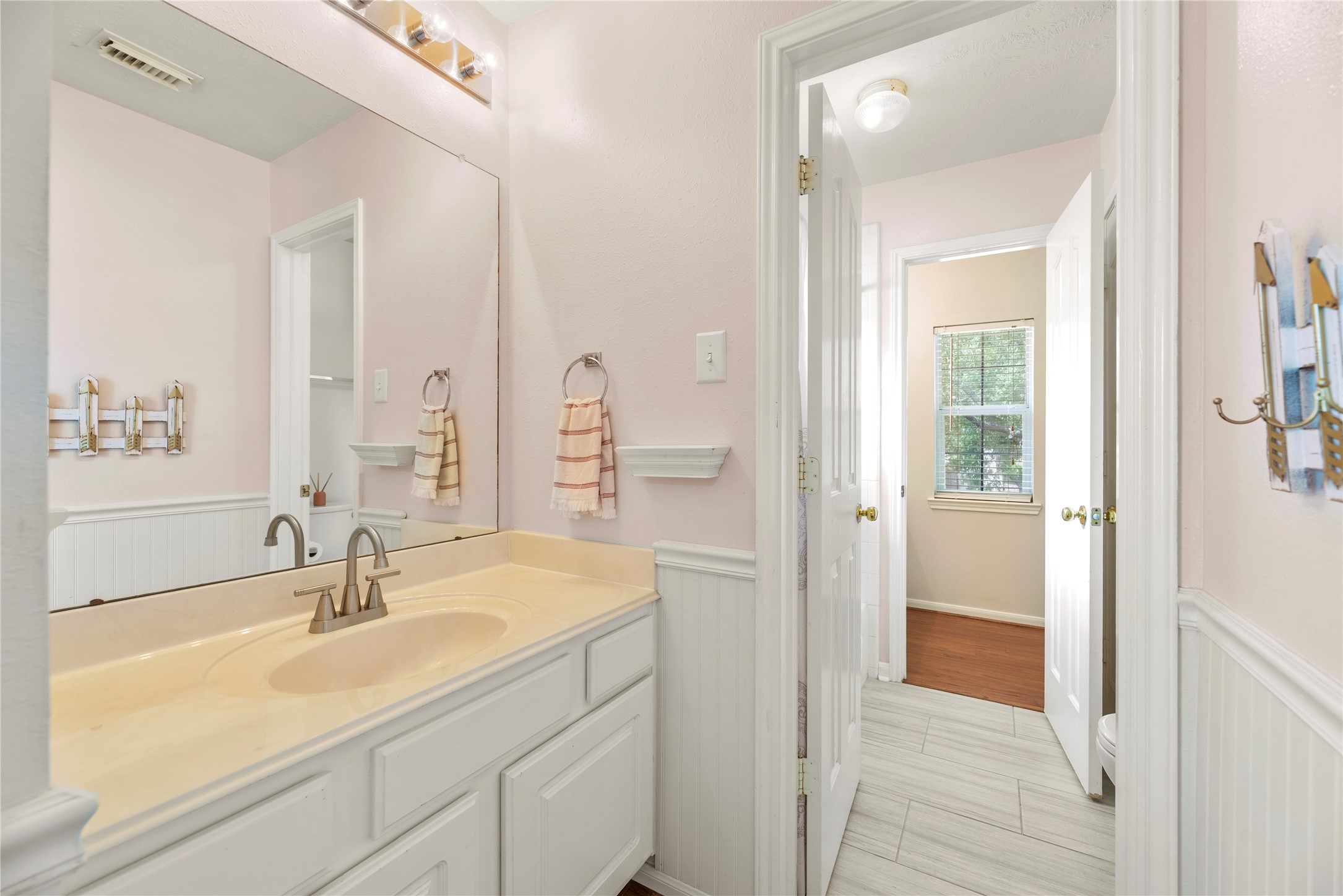 7930 Chateau Point Lane Houston, TX 77041 - Photo 28 of 34 The other vanity connected to secondary bedroom two.