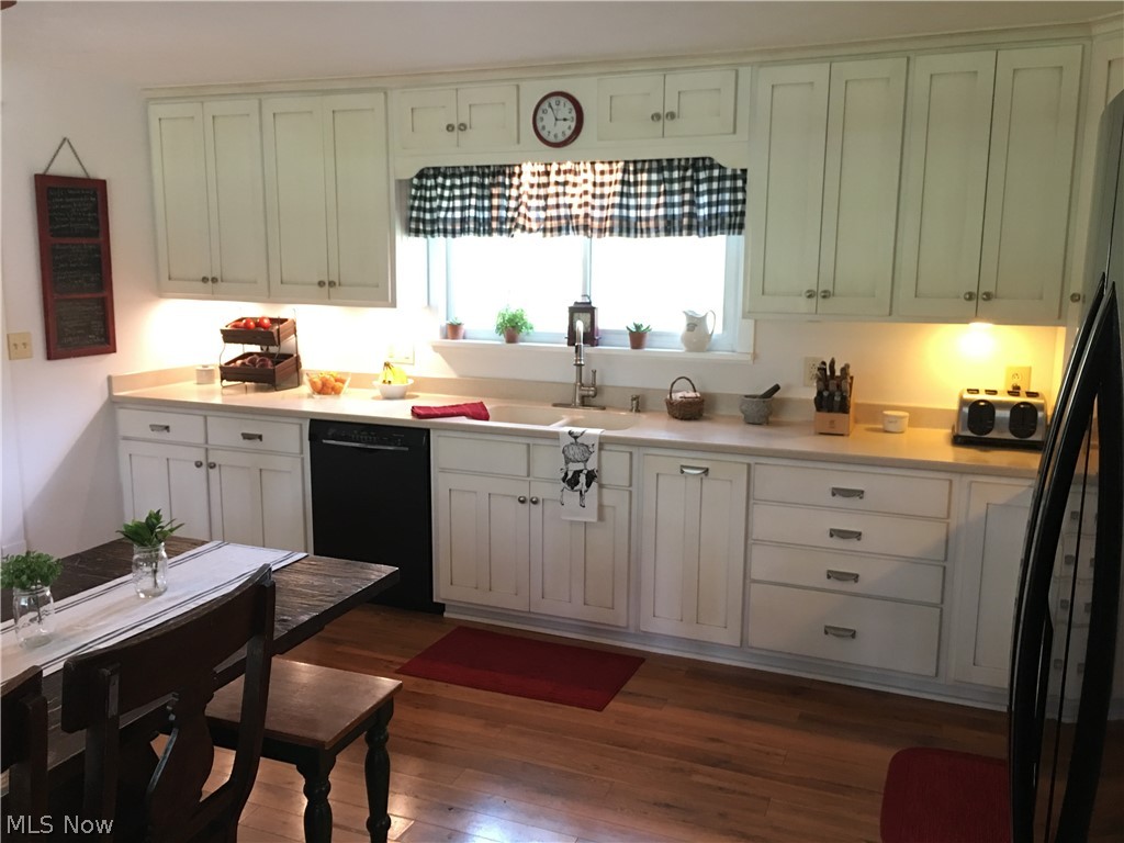 660 Remsen Road Medina, OH 44256 - Photo 6 of 35 Spacious updated kitchen all appliances stay!