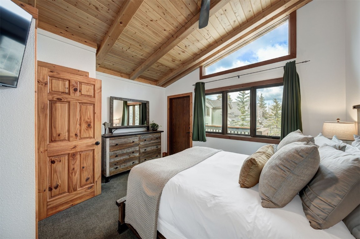 1473 East Keystone Road, Unit 2933 Keystone, CO 80435 - Photo 8 of 18 a bedroom with a large bed and a window