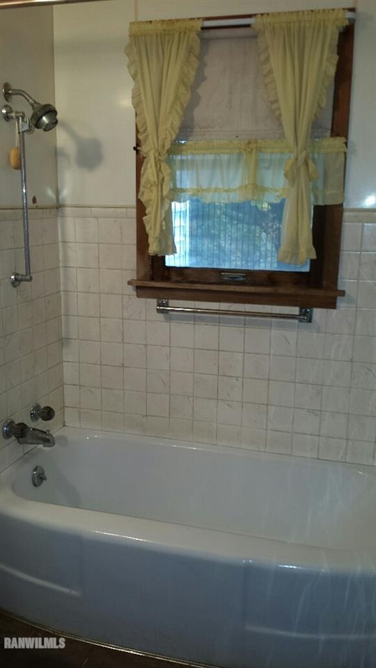305 East State Road Mount Carroll, IL 61053 - Photo 7 of 10 a bathroom with a bathtub