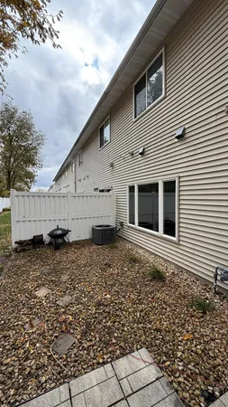 $259,900 | 2122 Willow Trail, North Mankato, MN 56003