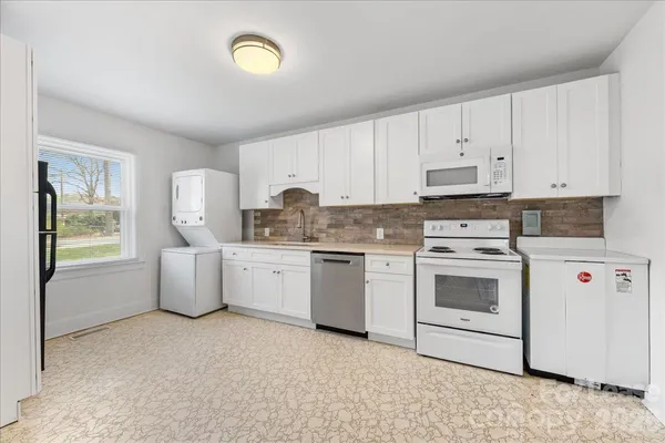 $1,350 | 5711 Oak Drive, Charlotte, NC 28216