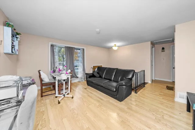 $154,900 | 350 East Tulip Drive, Glenwood, IL 60425