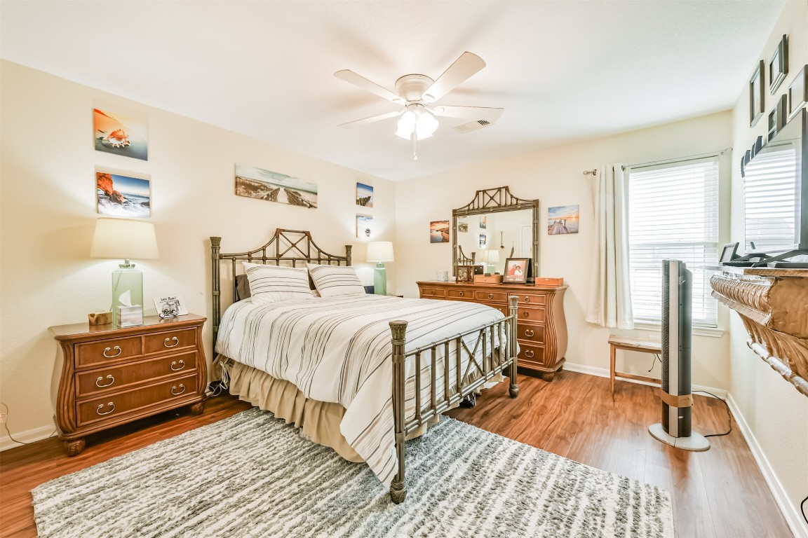 448 7th Street Dickinson, TX 77539 - Photo 19 of 32 Spacious bedroom
