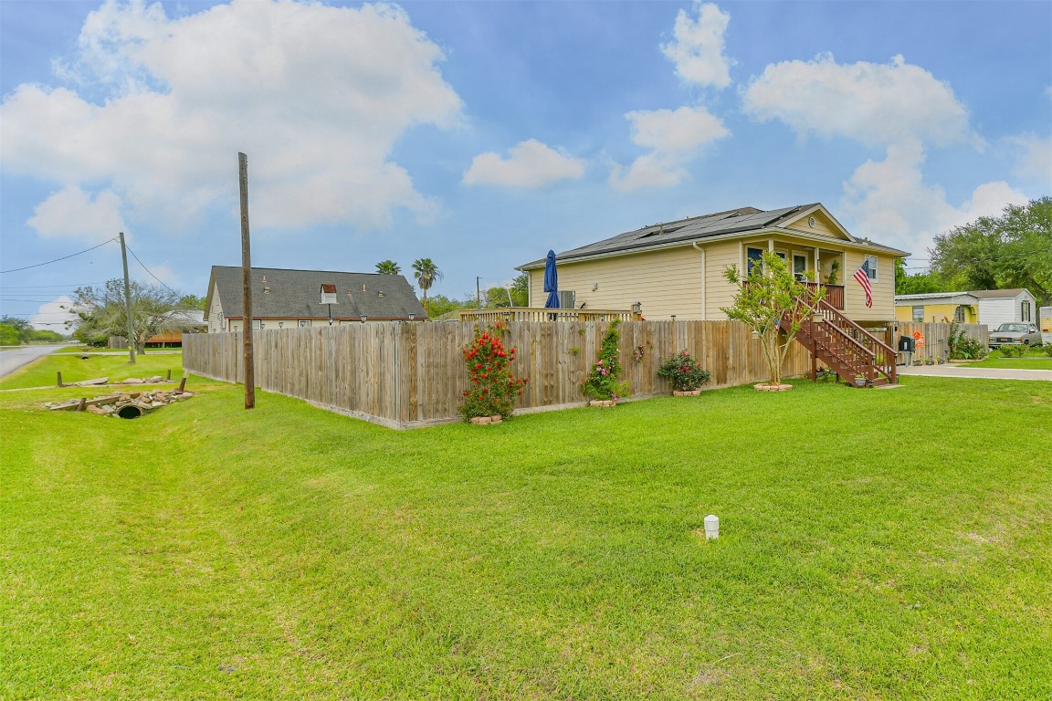 448 7th Street Dickinson, TX 77539 - Photo 8 of 32 Corner Lot with double side gate entrance