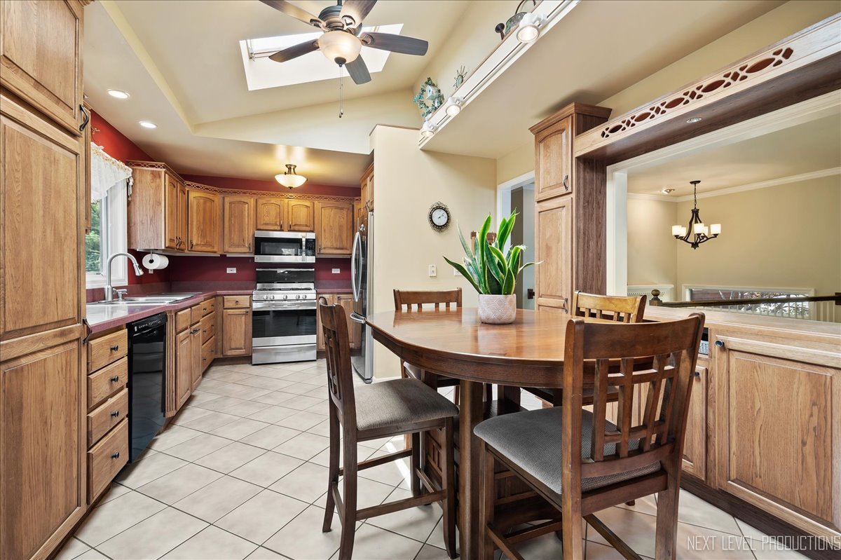 28W671 Townline Road Warrenville, IL 60555 - Photo 9 of 33 Gallery Image 9