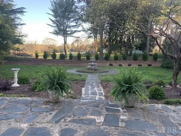 $1,100,000 | 1670-1694 Church Street, Appomattox, VA 24522