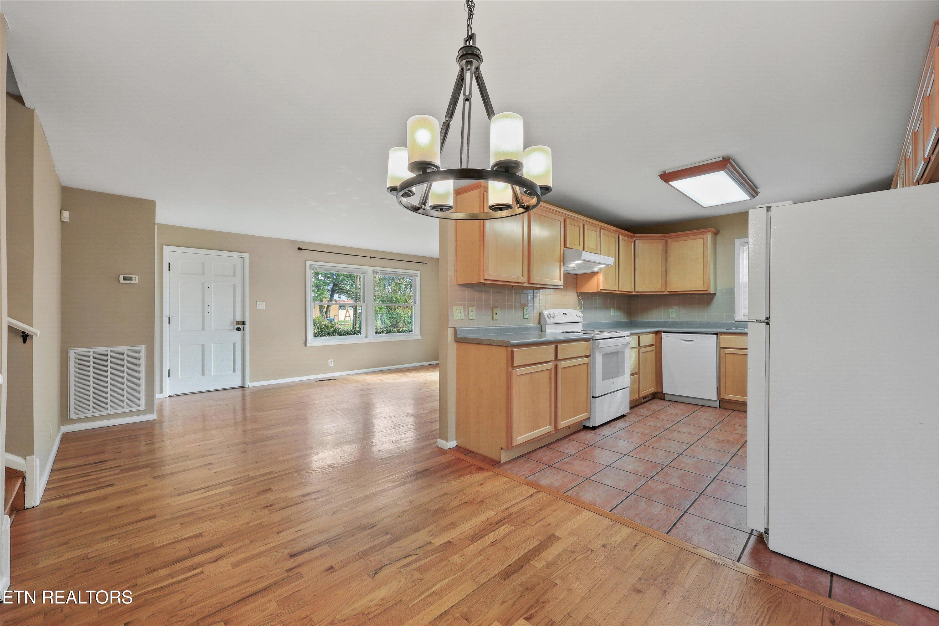 5709 Stoneleigh Road Knoxville, TN 37912 - Photo 11 of 38 12-5709 Stoneleigh Rd 06