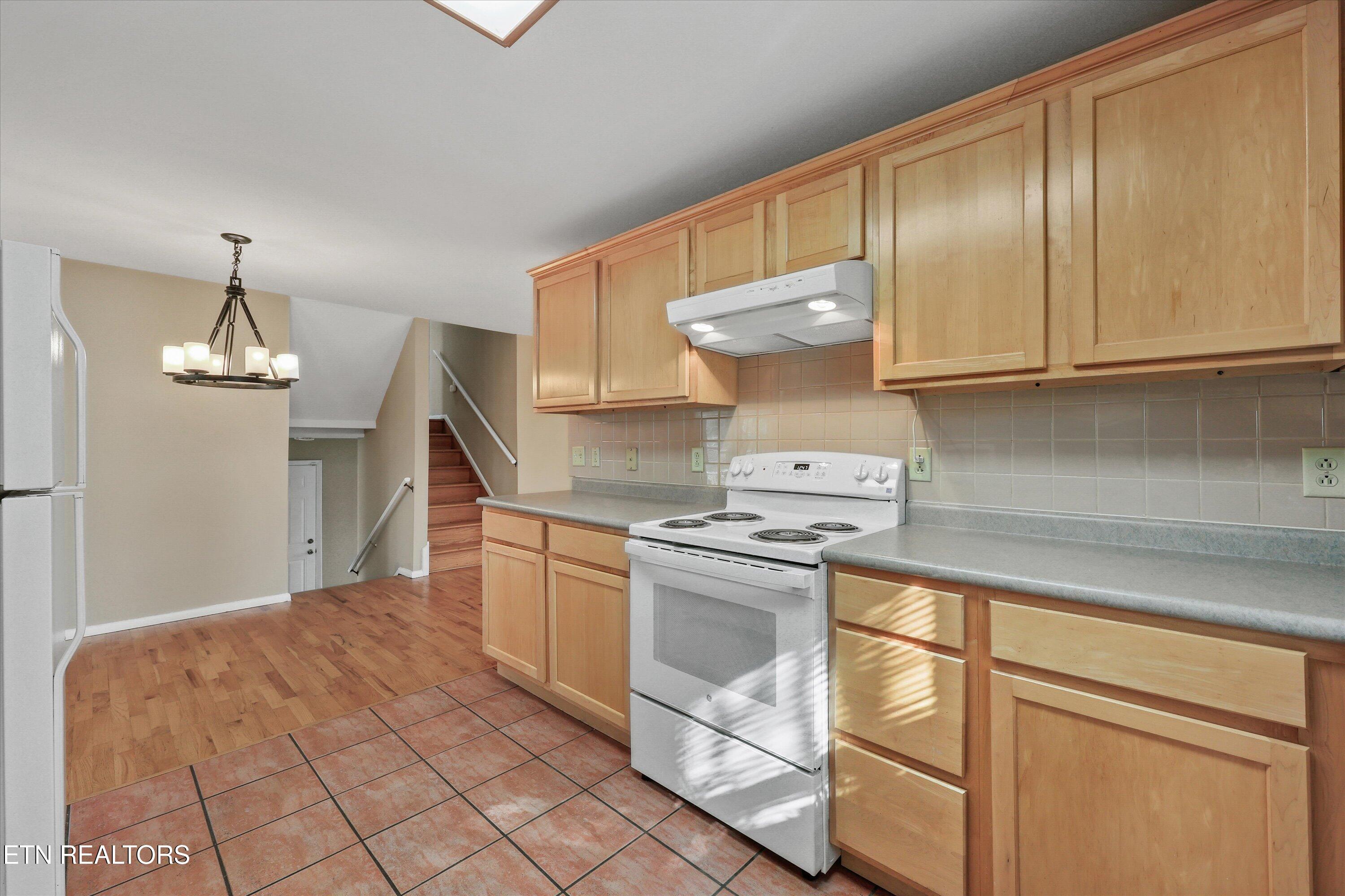 5709 Stoneleigh Road Knoxville, TN 37912 - Photo 13 of 38 14-5709 Stoneleigh Rd 08