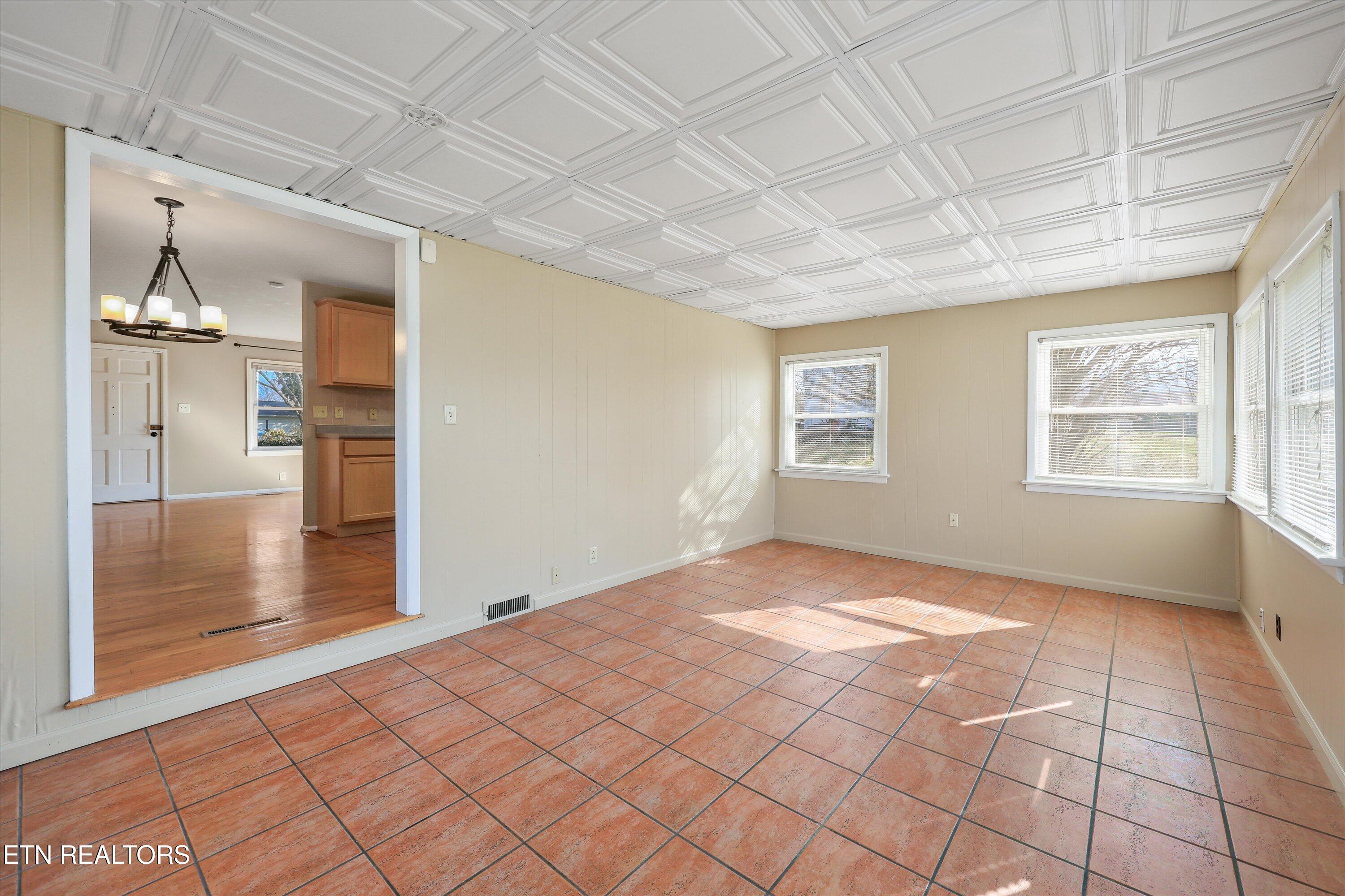 5709 Stoneleigh Road Knoxville, TN 37912 - Photo 15 of 38 16-5709 Stoneleigh Rd 10