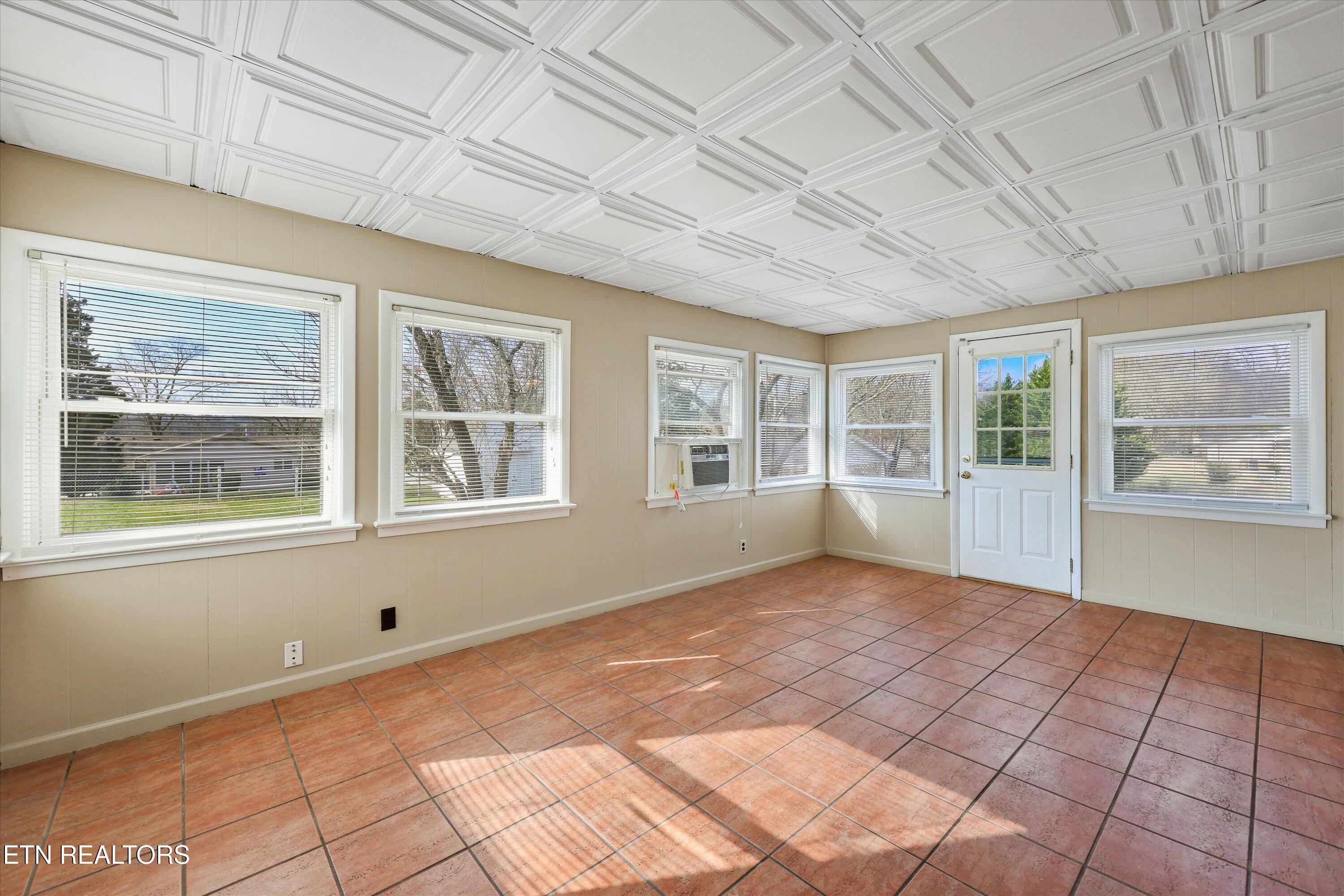 5709 Stoneleigh Road Knoxville, TN 37912 - Photo 16 of 38 17-5709 Stoneleigh Rd 11