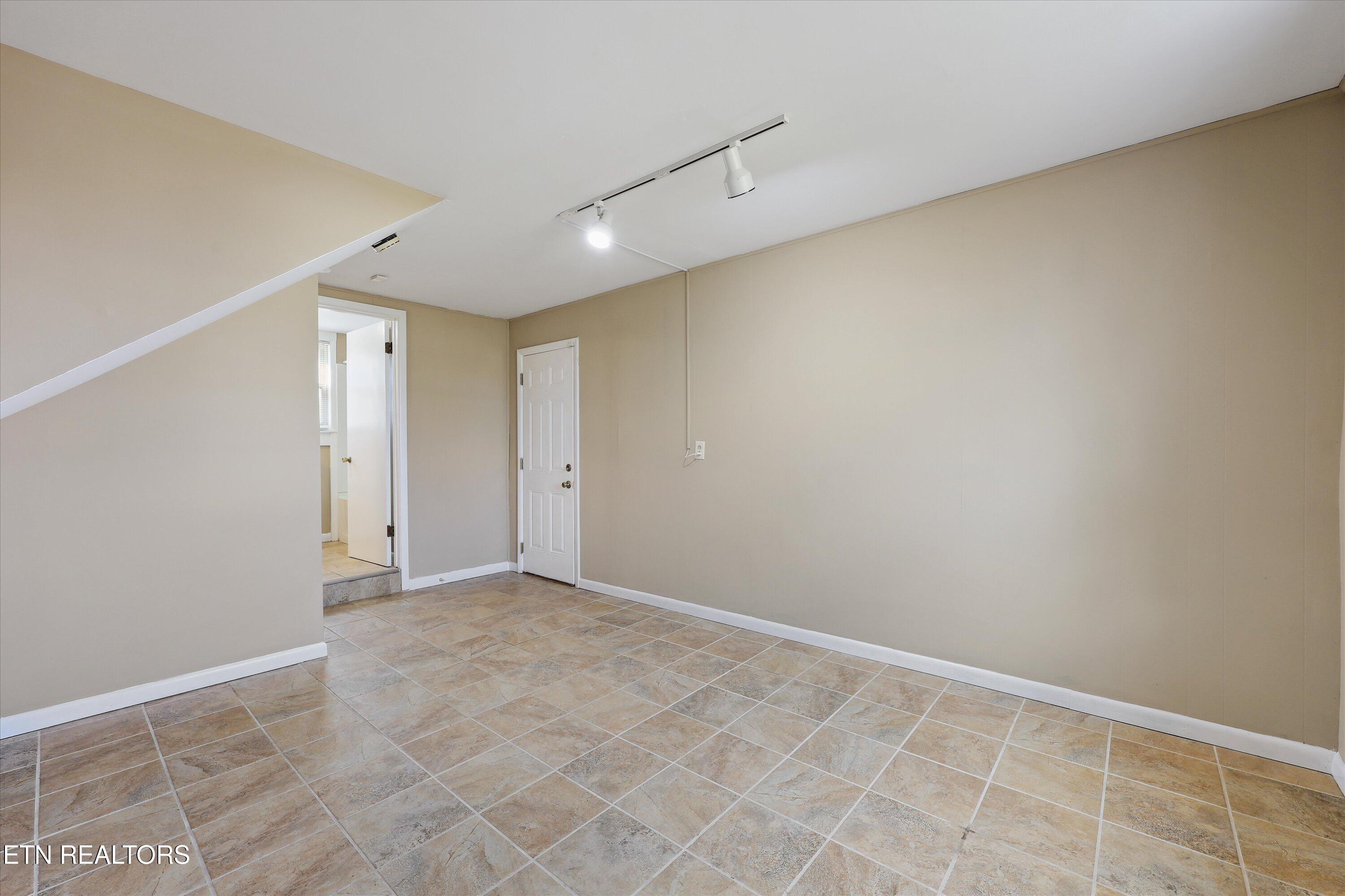 5709 Stoneleigh Road Knoxville, TN 37912 - Photo 18 of 38 19-5709 Stoneleigh Rd 13