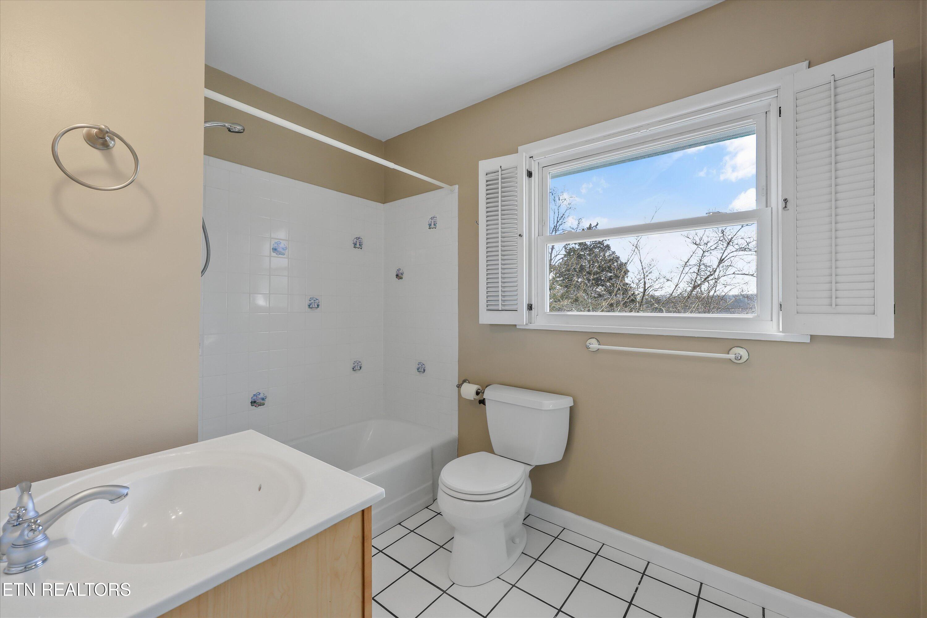 5709 Stoneleigh Road Knoxville, TN 37912 - Photo 22 of 38 23-5709 Stoneleigh Rd 17