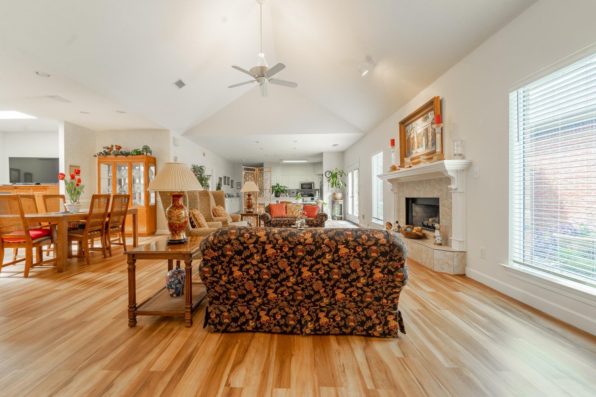 208 Hawthorne Circle Fairhope, AL 36532 - Photo 4 of 22 Living Room