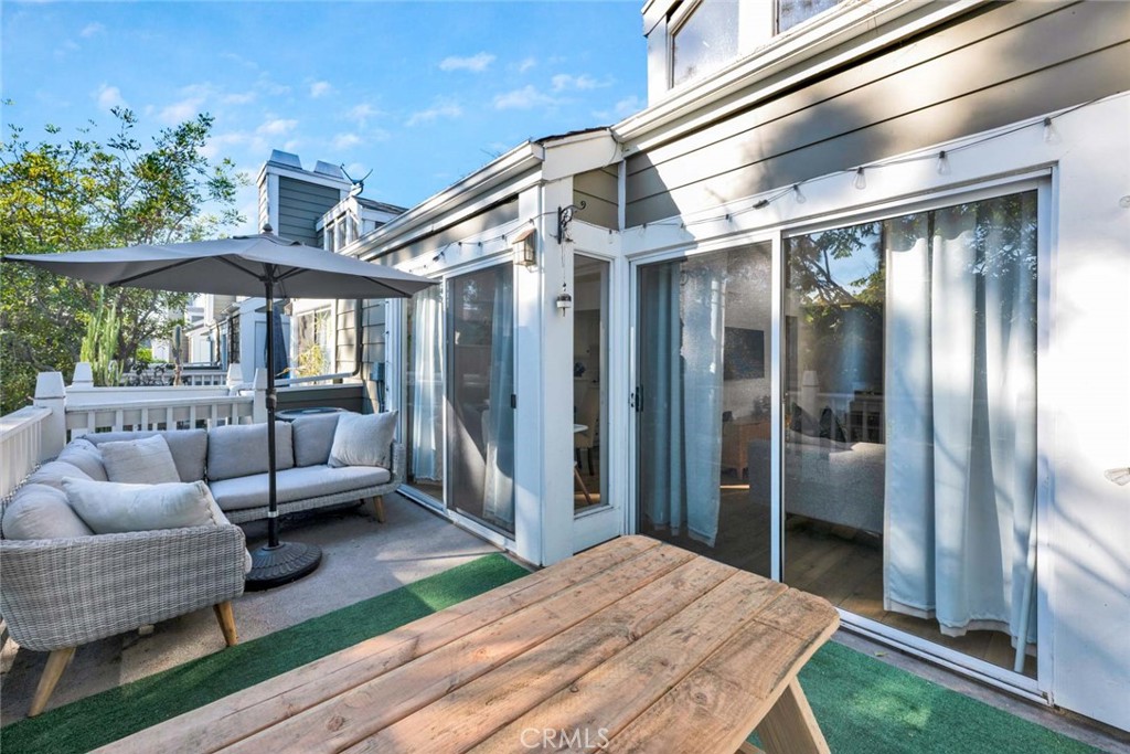 789 Grayling Bay Costa Mesa, CA 92626 - Photo 29 of 42 a outdoor living space with furniture and a potted plant